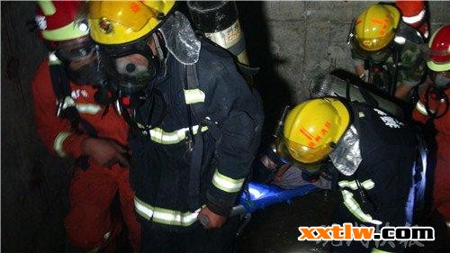 揚州兩工人地下刷油漆被困 消防成功營救