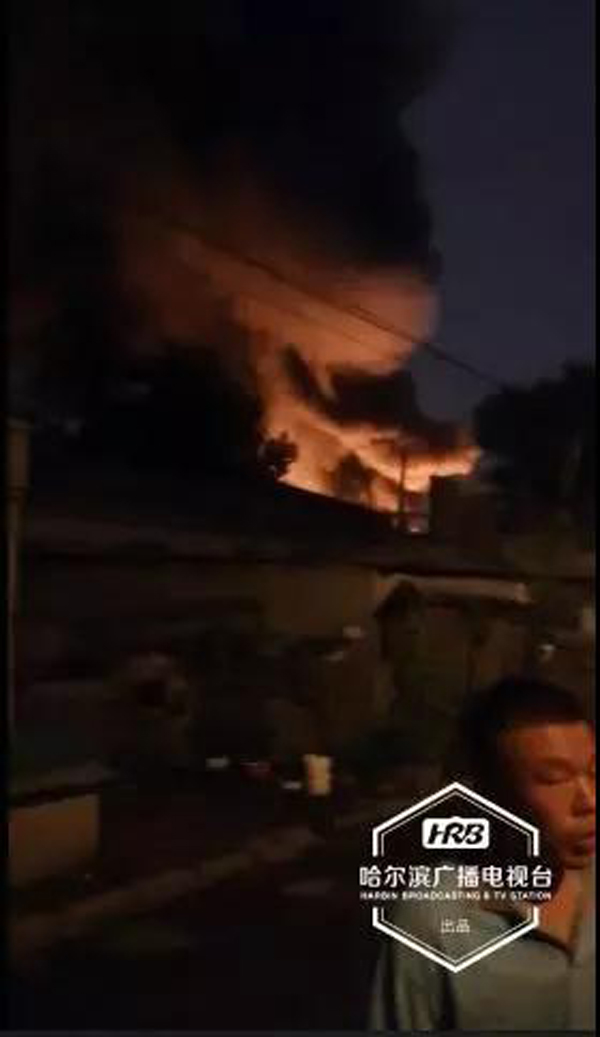 哈爾濱道外區(qū)油漆廠院內爆炸起火 現(xiàn)場濃煙滾滾