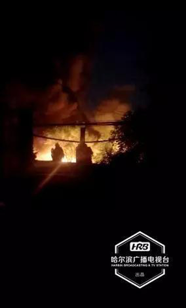 哈爾濱道外區(qū)油漆廠院內爆炸起火 現(xiàn)場濃煙滾滾