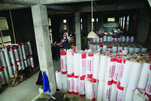 南昌新建區(qū)一涂料廠無證無照生產(chǎn) 警察來了也不讓查