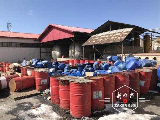 原料桶隨意堆放 哈爾濱市突擊檢查化工企業(yè)